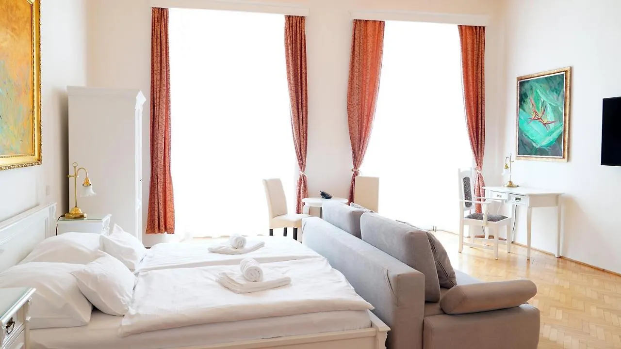 Hotel U Zlateho Jelena Prague 4*,
